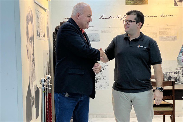 Homenagem à empresa VF Móveis foi entregue na manhã desta sexta-feira