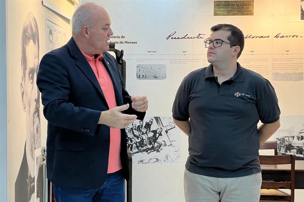 Homenagem à empresa VF Móveis foi entregue na manhã desta sexta-feira