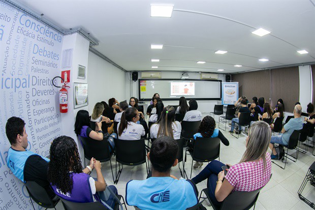 Evento realizado pela Escola do Legislativo foi em alusão ao "Agosto Lilás", uma campanha de combate à violência contra a mulher