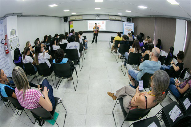 Evento realizado pela Escola do Legislativo foi em alusão ao "Agosto Lilás", uma campanha de combate à violência contra a mulher