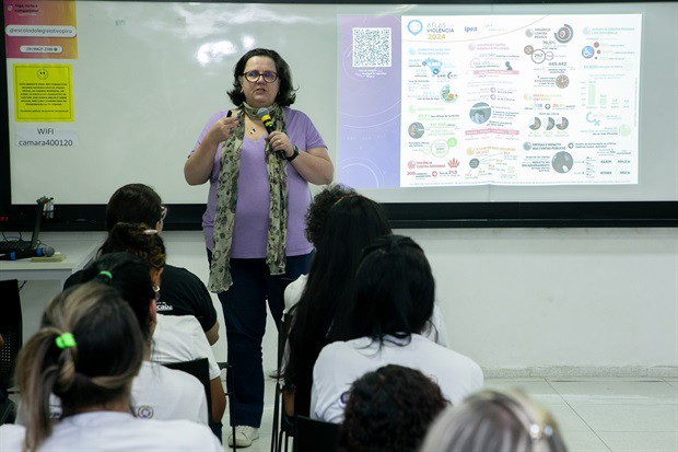 Evento realizado pela Escola do Legislativo foi em alusão ao "Agosto Lilás", uma campanha de combate à violência contra a mulher