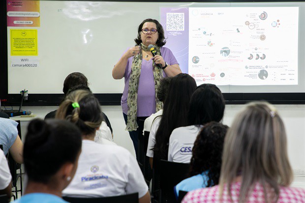 Evento realizado pela Escola do Legislativo foi em alusão ao "Agosto Lilás", uma campanha de combate à violência contra a mulher