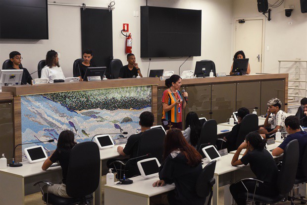 Alunos da Escola 'Elias de Mello Ayres' visitam a Câmara