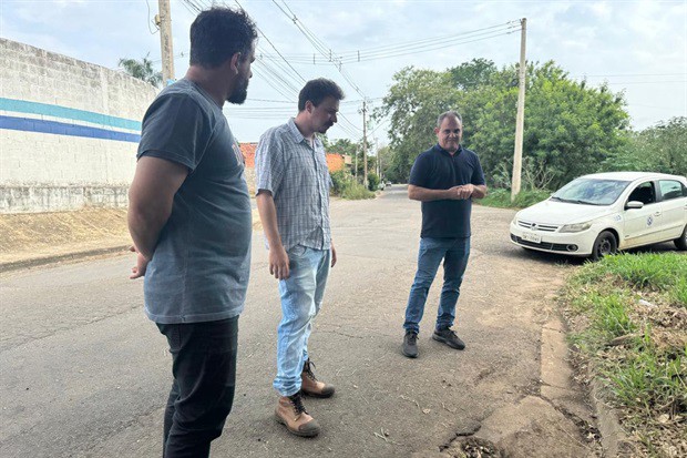 Vereador Josef Borges visitou a área com engenheiros da Semozel