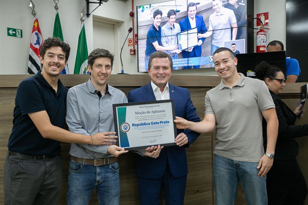 A entrega da moção de aplausos 184/2024 aconteceu no início da 65ª Reunião Ordinária, no Plenário "Francisco Antonio Coelho"