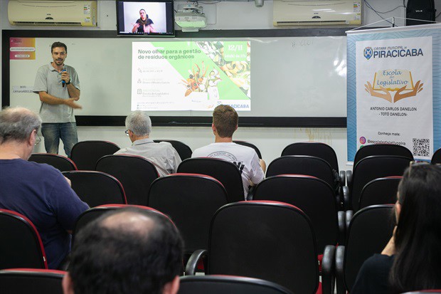 Roda de conversa realizada presencialmente, na sala da Escola do Legislativo da Câmara Municipal de Piracicaba, trouxe a educação ambiental e a compostagem como caminhos para a gestão dos resíduos orgânicos
