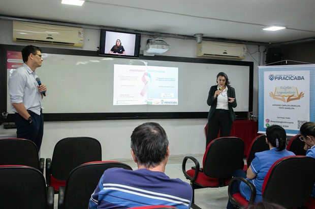 Enfermeira Carla Milani e médico urologista Rafael Marmirolli falaram sobre os cânceres femininos e masculinos