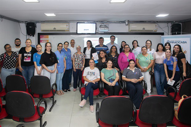 Enfermeira Carla Milani e médico urologista Rafael Marmirolli falaram sobre os cânceres femininos e masculinos