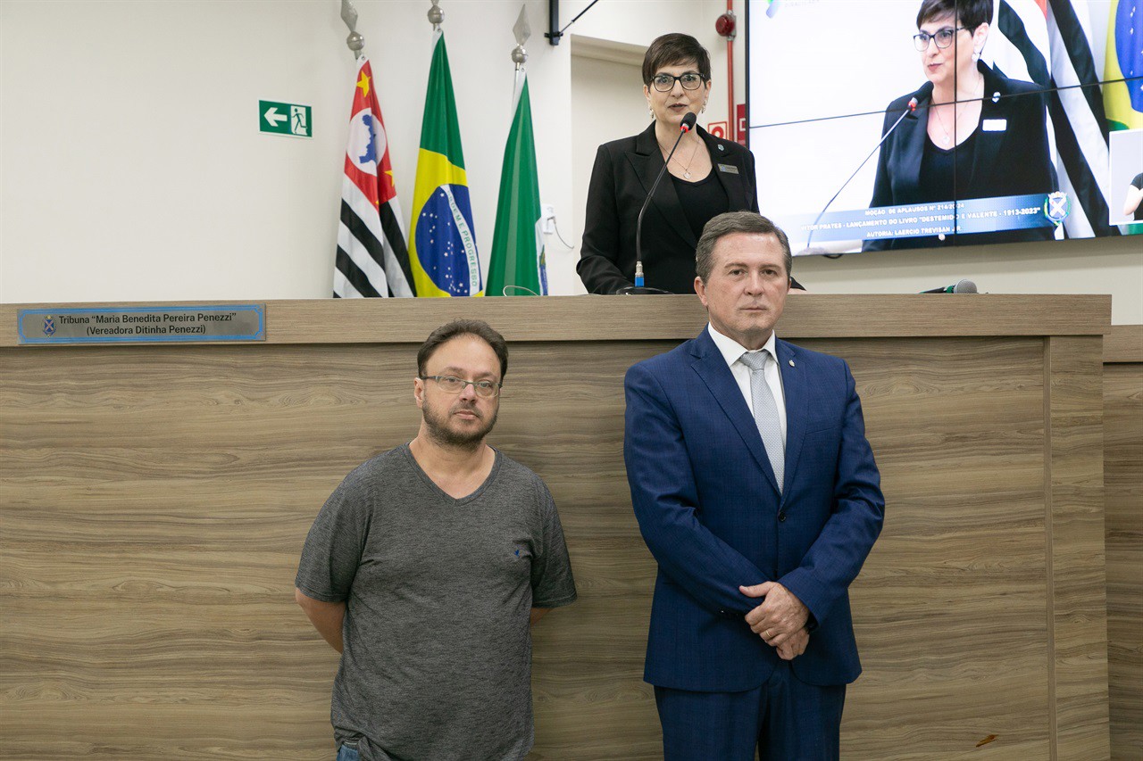 Entrega da moção aconteceu na noite desta segunda-feira (9), na 76ª Reunião Ordinária