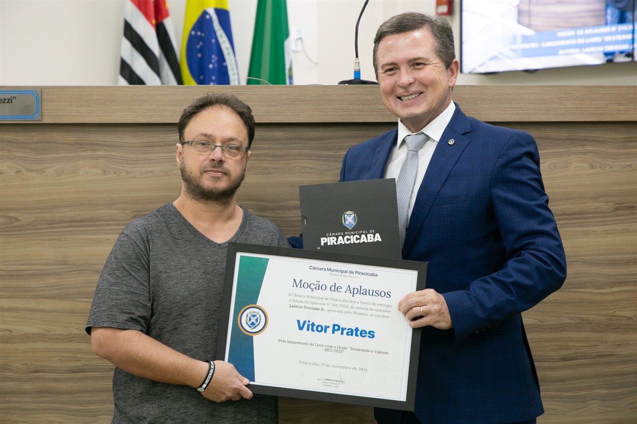 Entrega da moção aconteceu na noite desta segunda-feira (9), na 76ª Reunião Ordinária