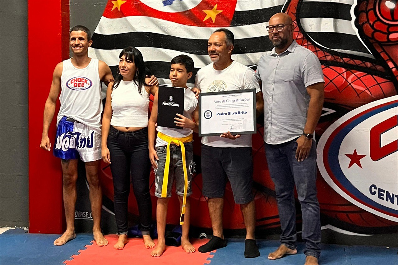 Vereador Acácio Godoy em entrega de voto de congratulações a atletas mirins da  Academia Chock Dee