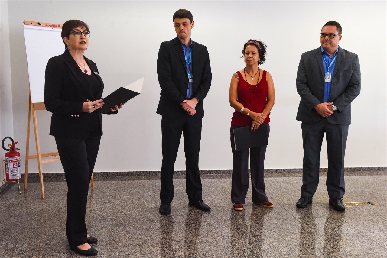 Superintendente executivo de Rede Piracicaba, Paulo Henrique Costa da Silva, recebeu a homenagem, acompanhado do superintendente executivo de varejo, Gustavo de Matos Ebúrneo