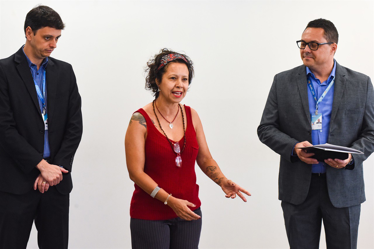 Superintendente executivo de Rede Piracicaba, Paulo Henrique Costa da Silva, recebeu a homenagem, acompanhado do superintendente executivo de varejo, Gustavo de Matos Ebúrneo