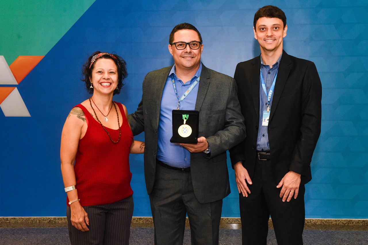 Superintendente executivo de Rede Piracicaba, Paulo Henrique Costa da Silva, recebeu a homenagem, acompanhado do superintendente executivo de varejo, Gustavo de Matos Ebúrneo