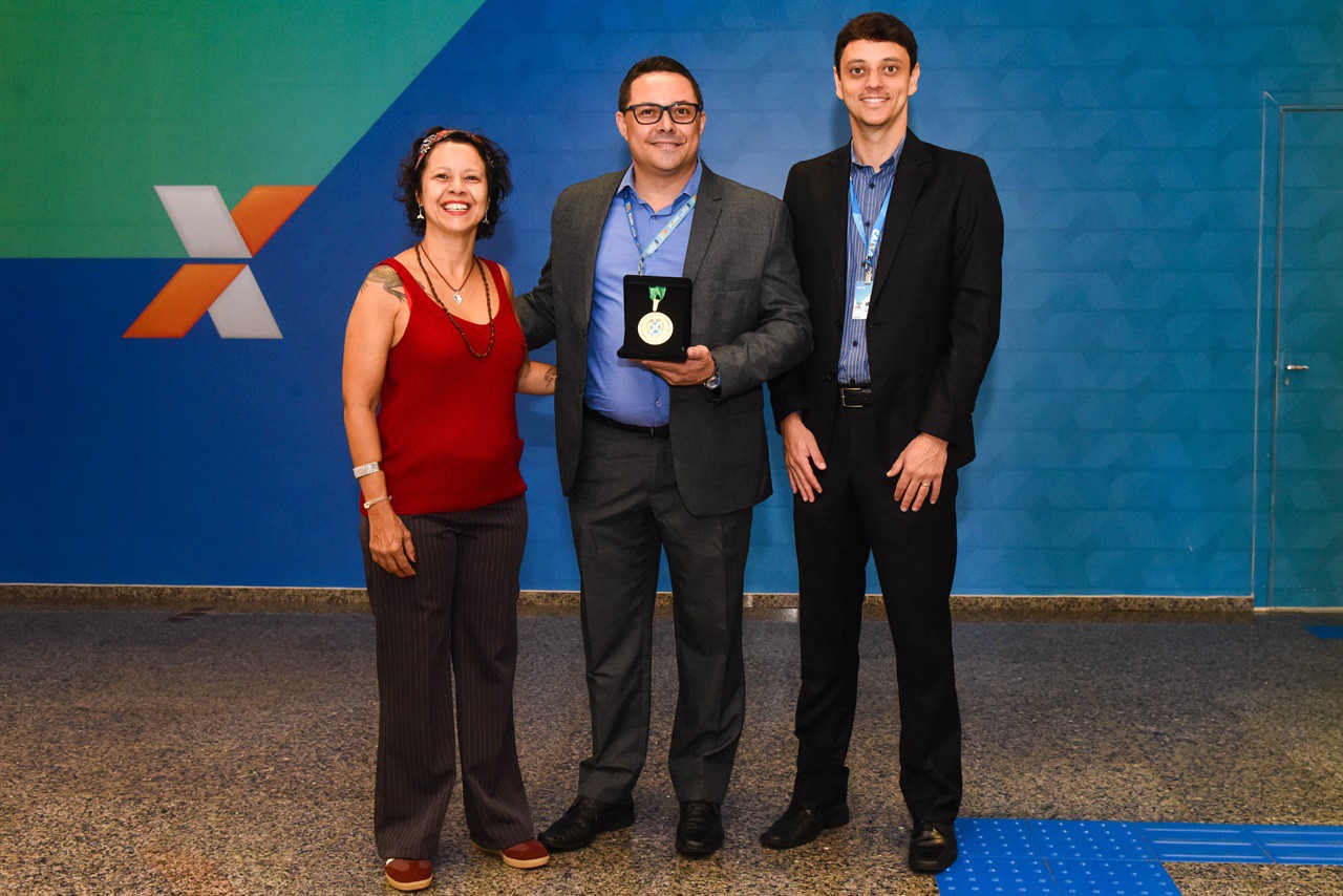 Superintendente executivo de Rede Piracicaba, Paulo Henrique Costa da Silva, recebeu a homenagem, acompanhado do superintendente executivo de varejo, Gustavo de Matos Ebúrneo