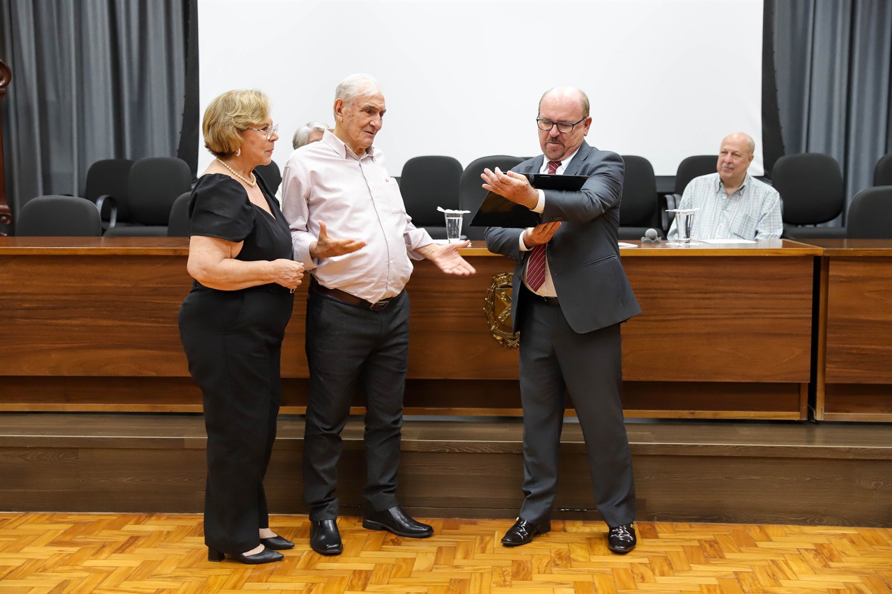 Vereador Anilton Rissato (PP) entregou honraria a Daniel de Carvalho