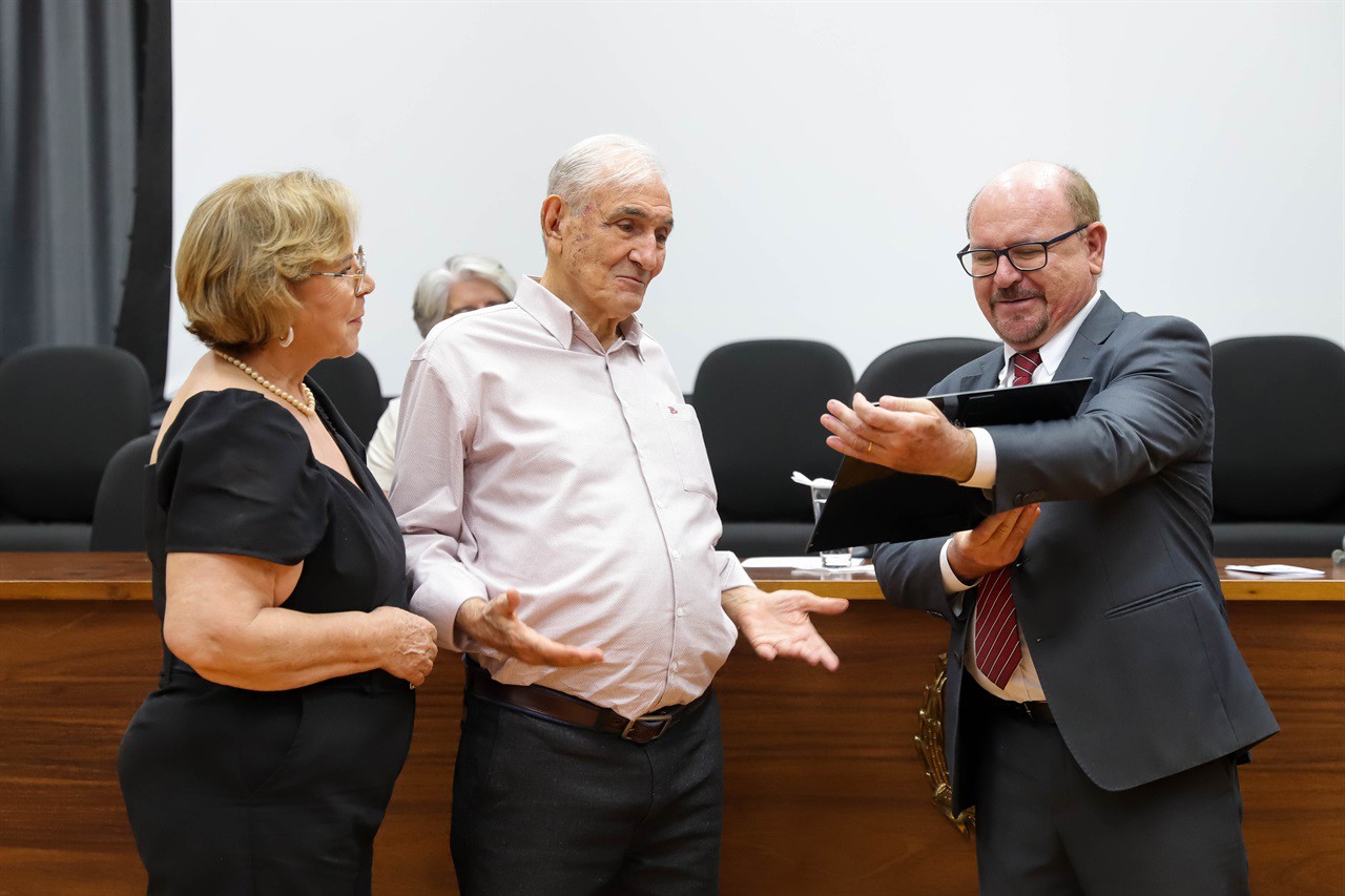 Vereador Anilton Rissato (PP) entregou honraria a Daniel de Carvalho