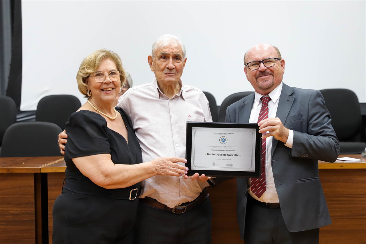 Vereador Anilton Rissato (PP) entregou honraria a Daniel de Carvalho