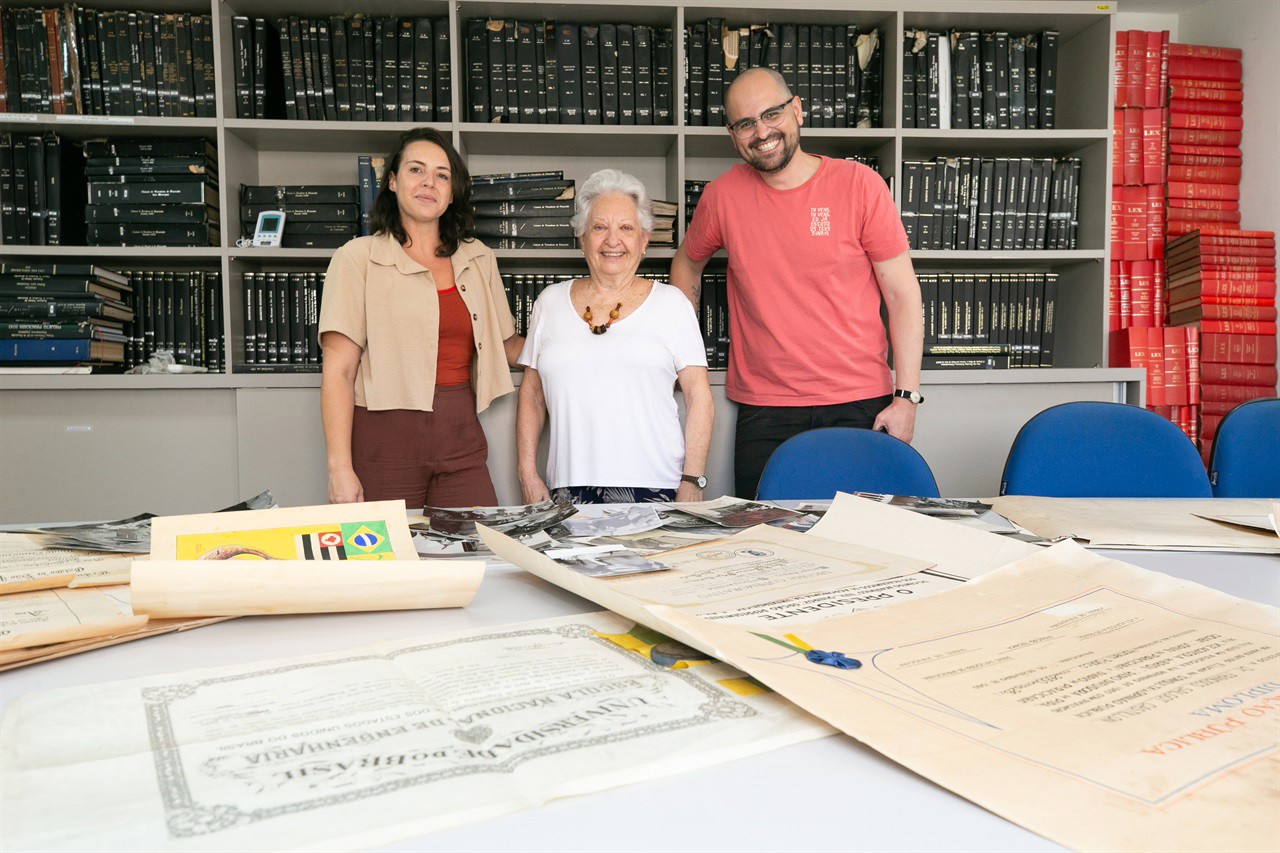 Giovanna, Lidice e Bruno, diante do acervo doado à Câmara
