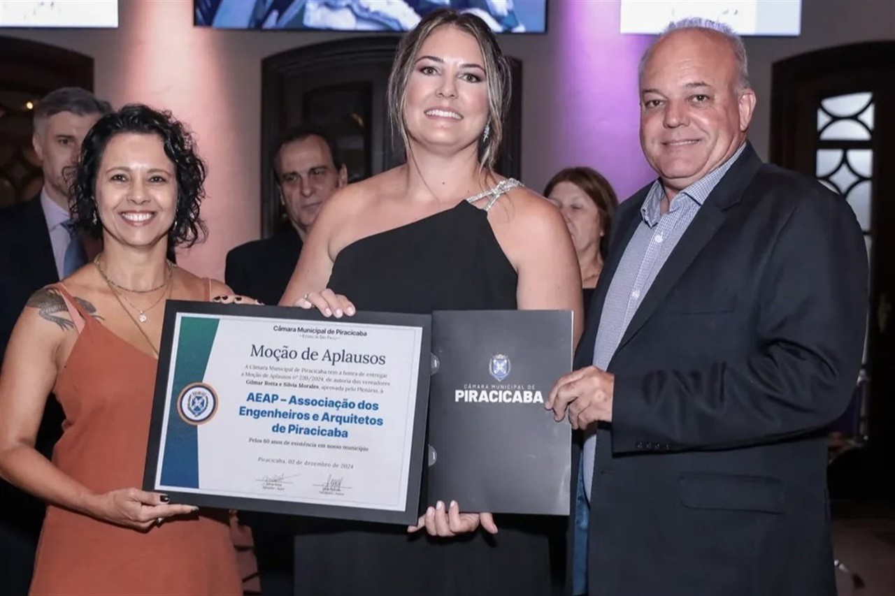 Vereadora Silvia Morales e ex-vereador Gilmar Rotta entregam honraria à presidente da fundação AEAP