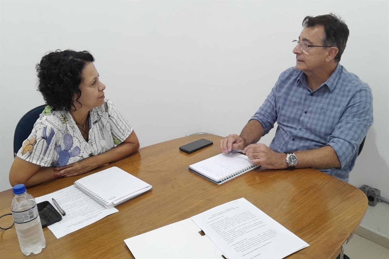 A vereadora Silvia Morales e o gerente da Cetesb em Piracicaba, Evandro Fischer