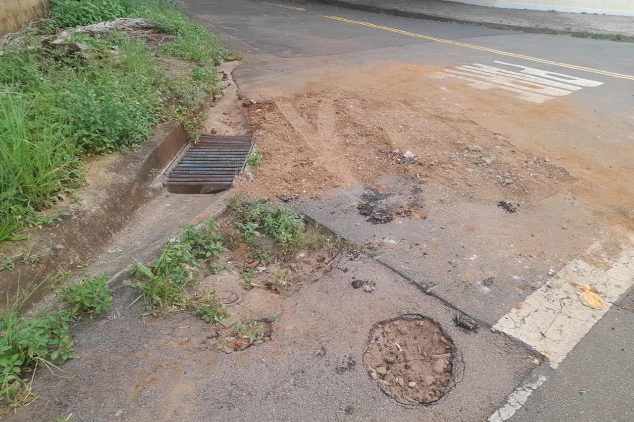 Asfalto de via está deteriorado