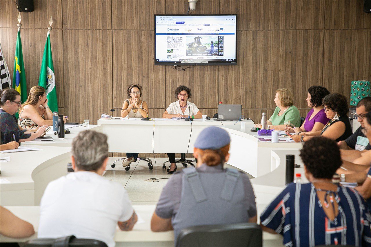 Reunião foi realizada na sala B, no segundo andar do prédio anexo da Câmara