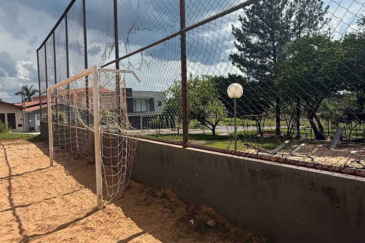 Vereador ouve reivindicações para melhorias em campo de Ártemis