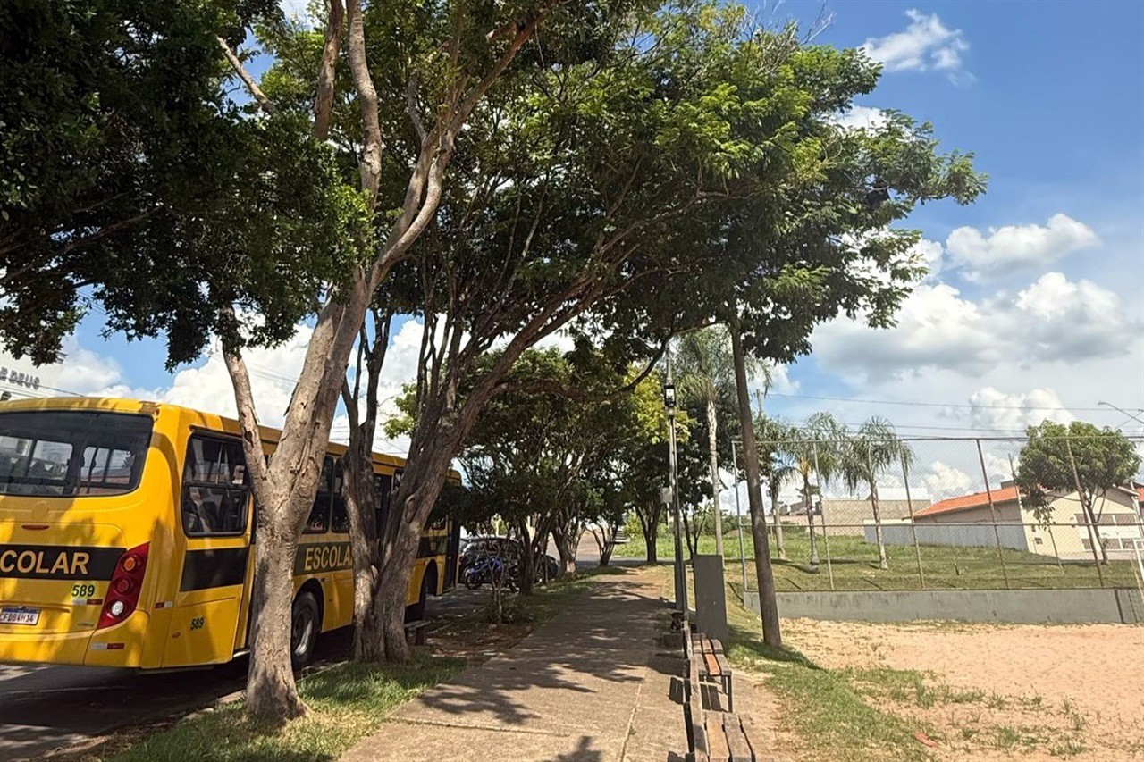 Vereador ouve reivindicações para melhorias em campo de Ártemis