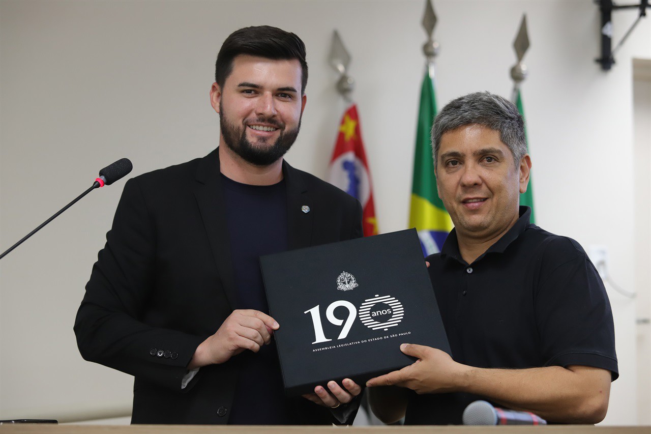 Câmara recebeu, como retribuição, o livro comemorativo dos 190 anos da Alesp