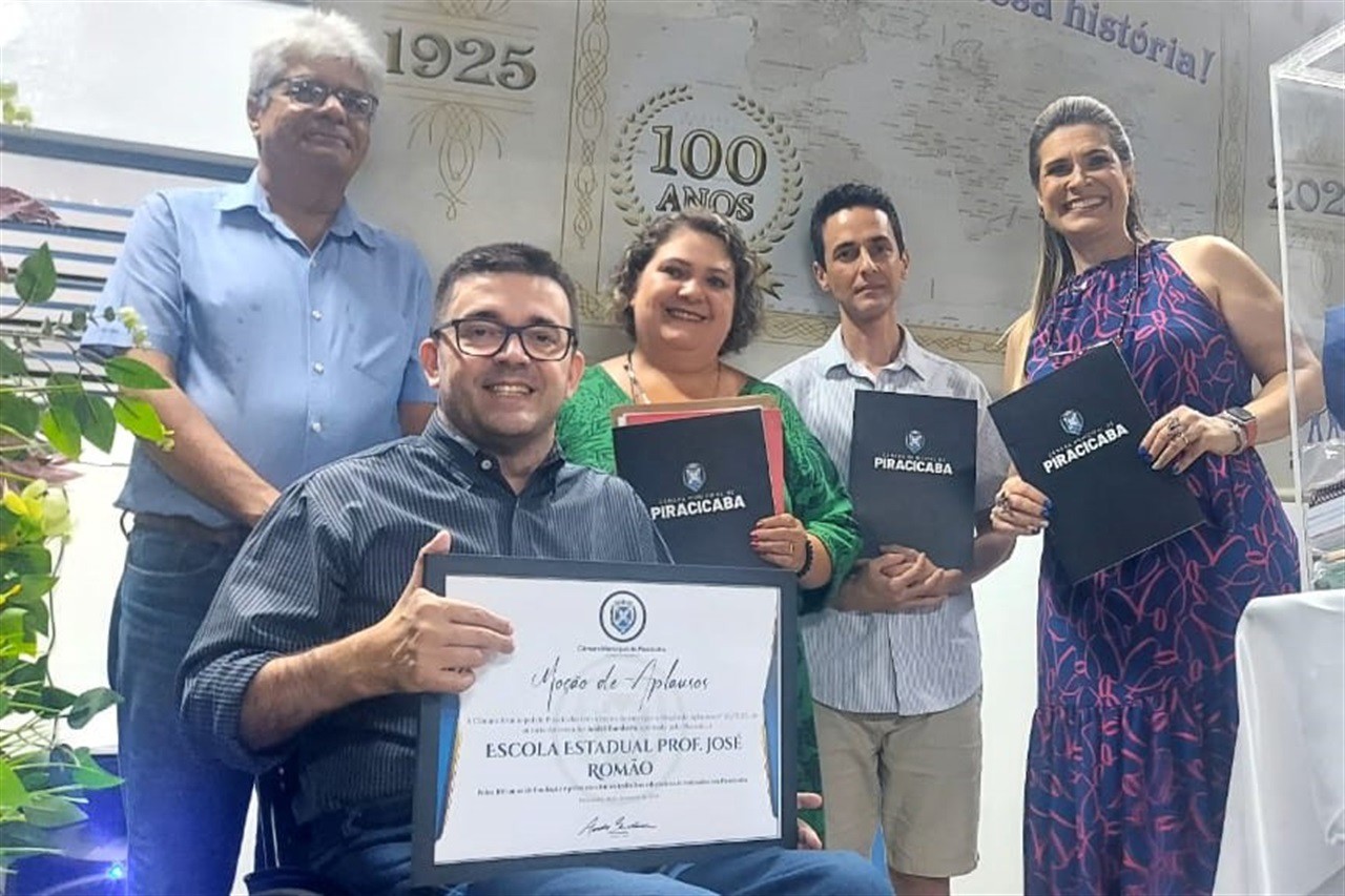 Escola foi fundada em 28 de fevereiro de 1925, como o Grupo Escolar de Vila Rezende