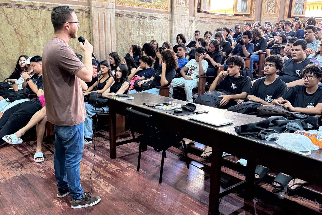 Vereador Gustavo Pompeo em palestra na Escola Estadual Sud Mennucci, nesta segunda-feira (10)