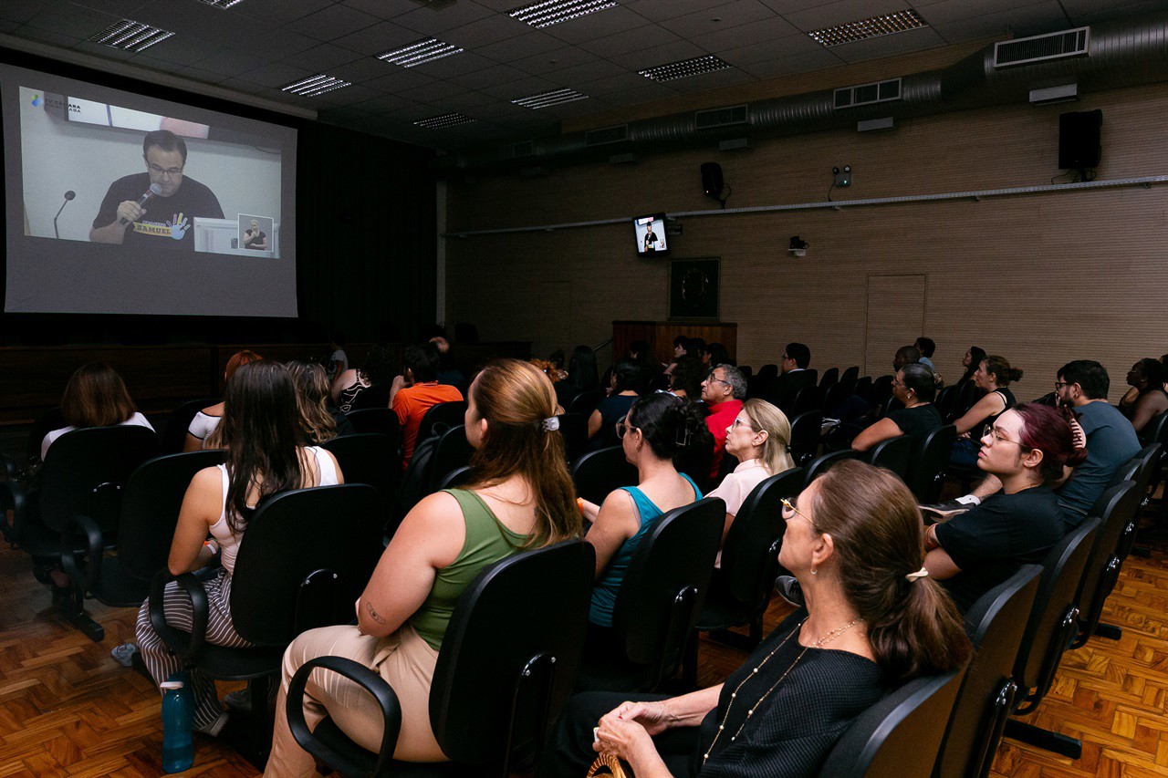 Além do Plenário, o público também pôde acompanhar a audiência no telão do Salão Nobre da Câmara