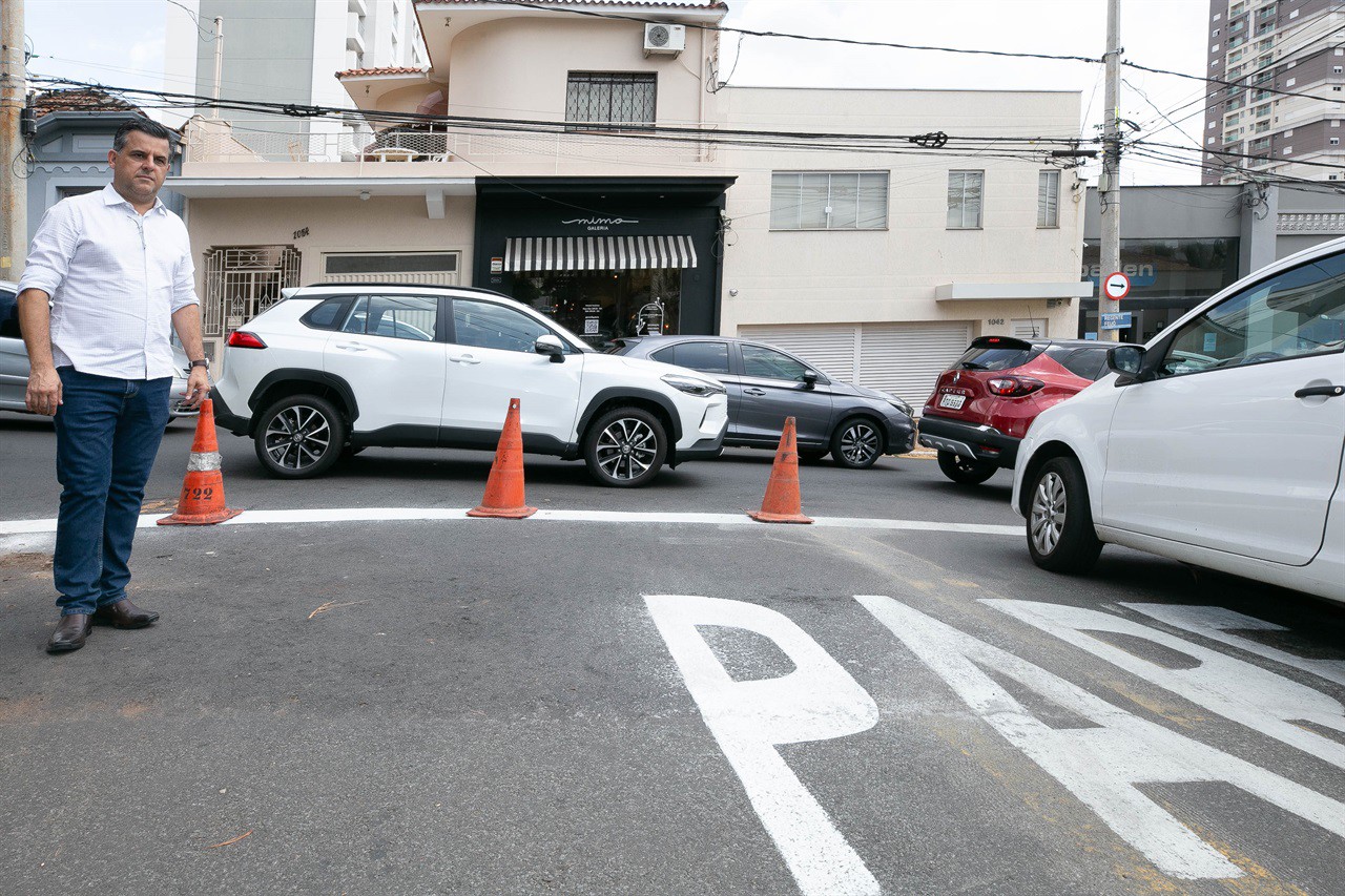 Vereador Fábio Silva conferiu nesta segunda-feira como ficou o trânsito no local após a mudança para mão única de direção