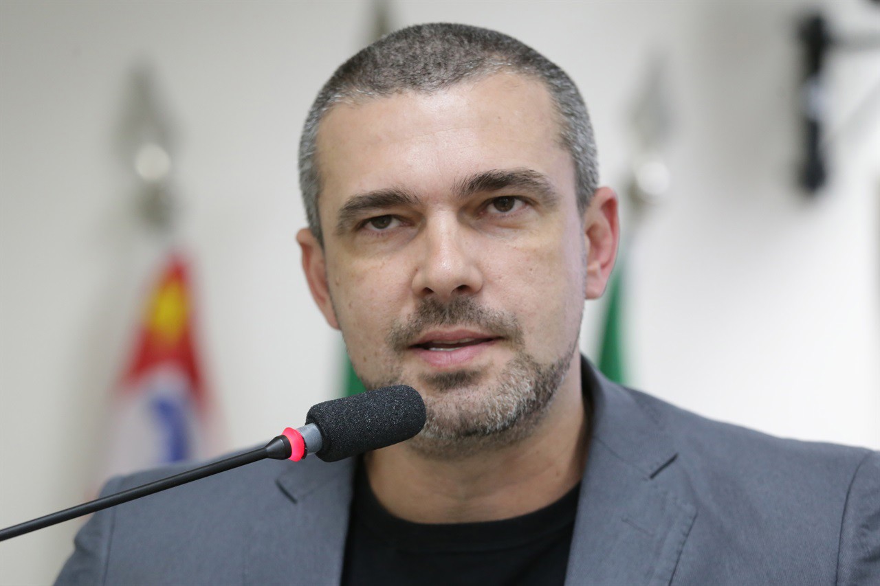 Renan Paes em discurso na tribuna da 13ª Reunião Ordinária, na noite desta quinta-feira (20)