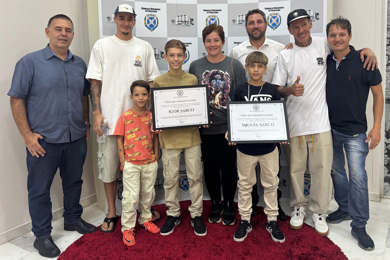 Entrega do voto de congratulações aconteceu no hall do Salão Nobre da Câmara