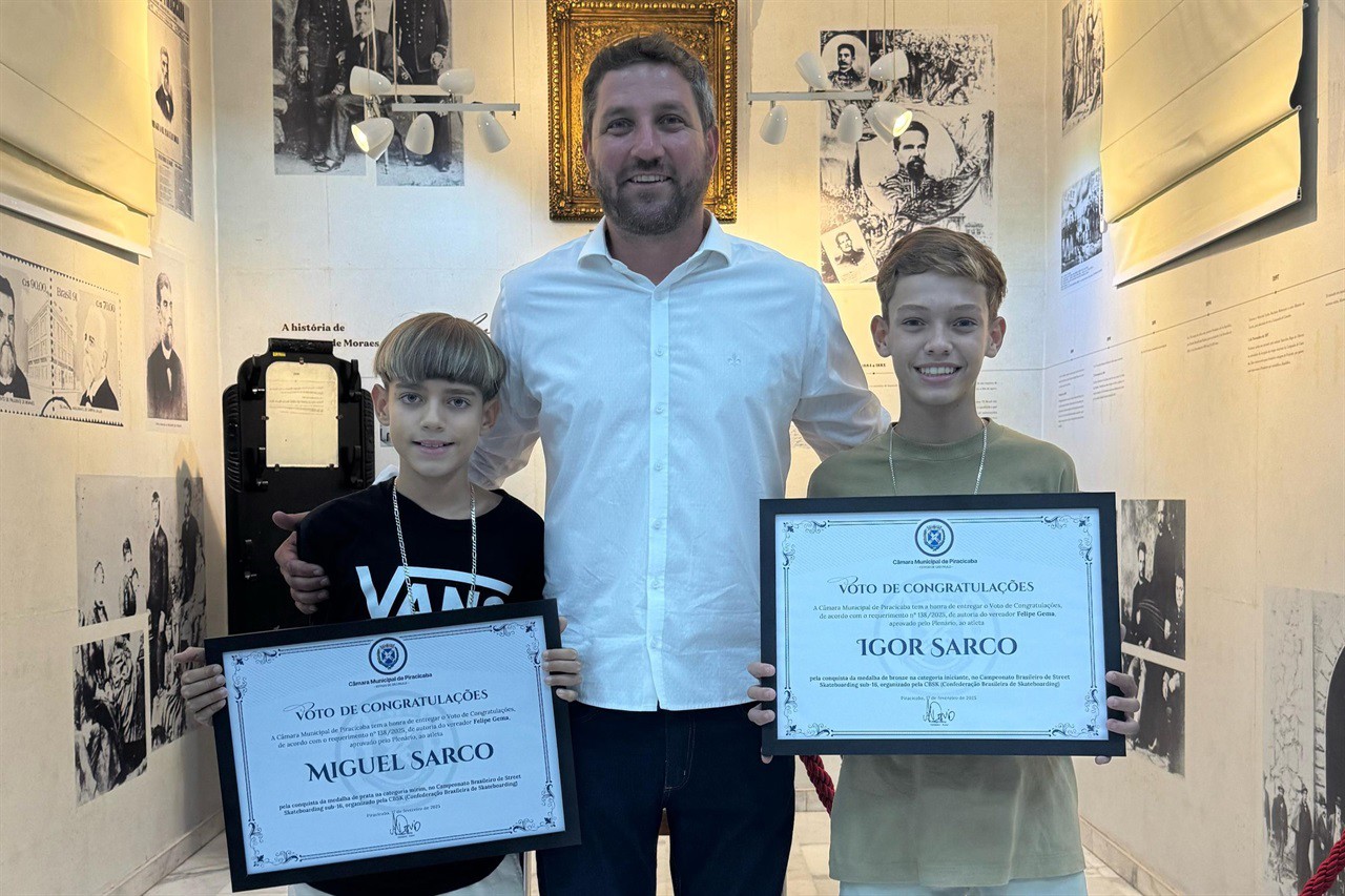 Entrega do voto de congratulações aconteceu no hall do Salão Nobre da Câmara