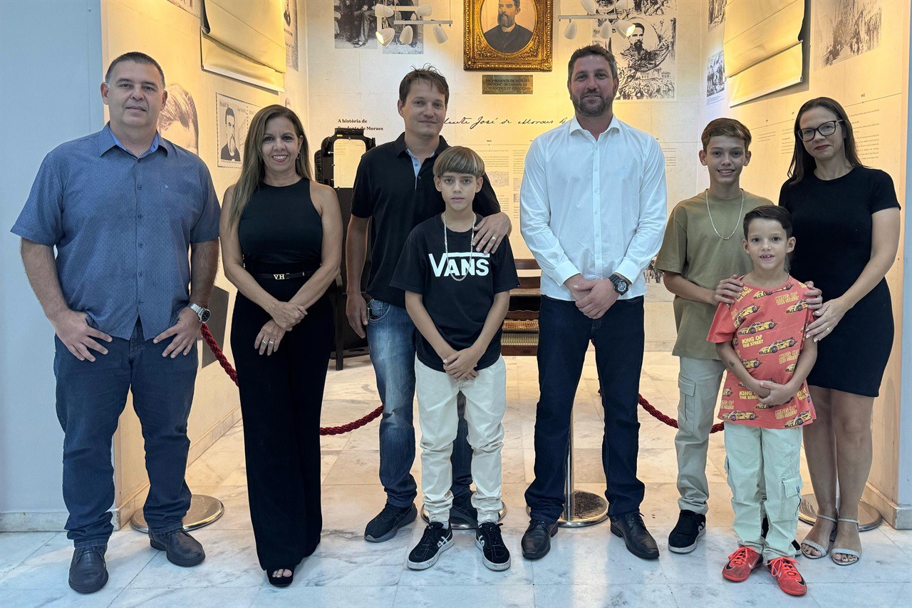 Entrega do voto de congratulações aconteceu no hall do Salão Nobre da Câmara