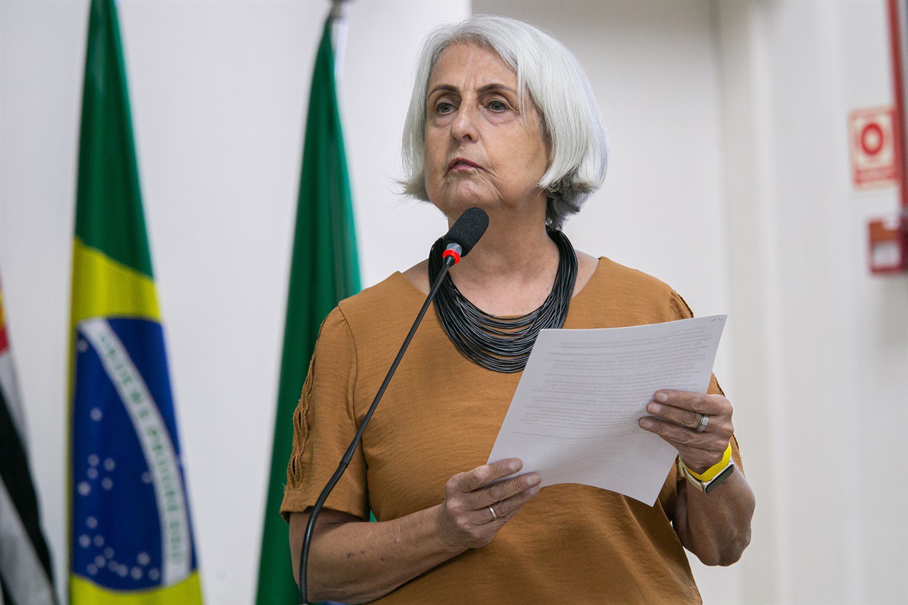 Ao usar a tribuna popular, a oradora Cynthia Pereira Prada pede apoio aos vereadores para a abertura da mesa de negociação para o reajuste salarial da Receita Federal