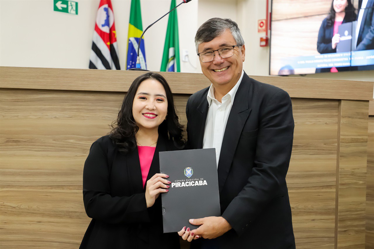 A cantora Paula Hirama recebeu a homenagem na 15ª Reunião Ordinária