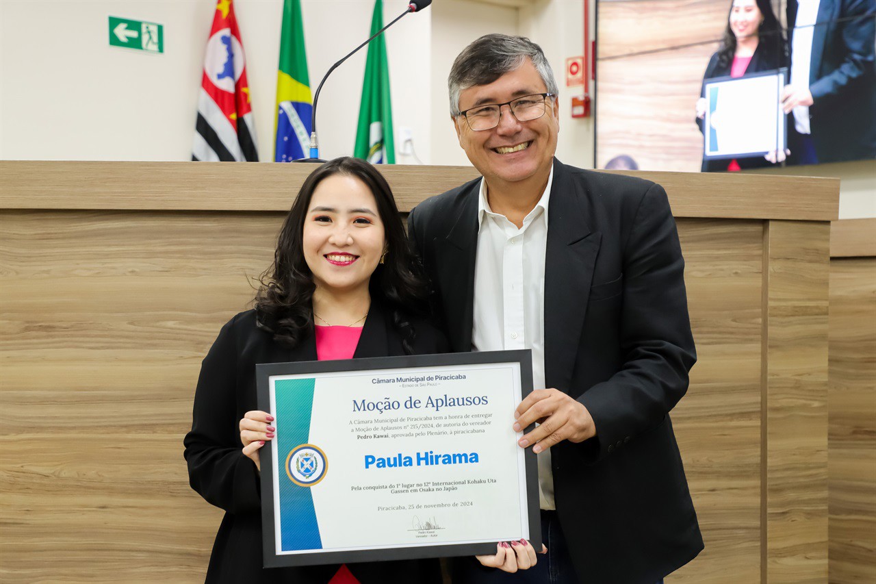 A cantora Paula Hirama recebeu a homenagem na 15ª Reunião Ordinária