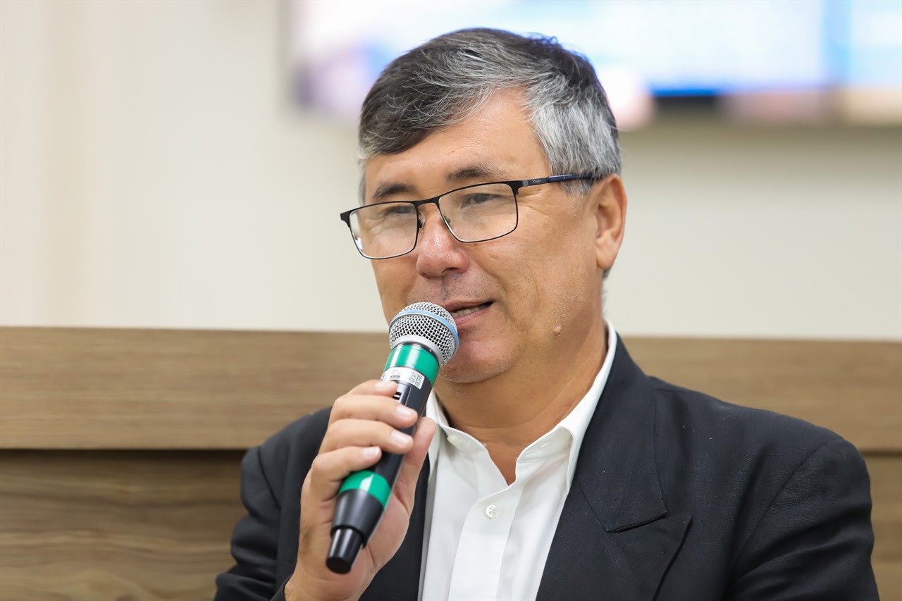 A cantora Paula Hirama recebeu a homenagem na 15ª Reunião Ordinária