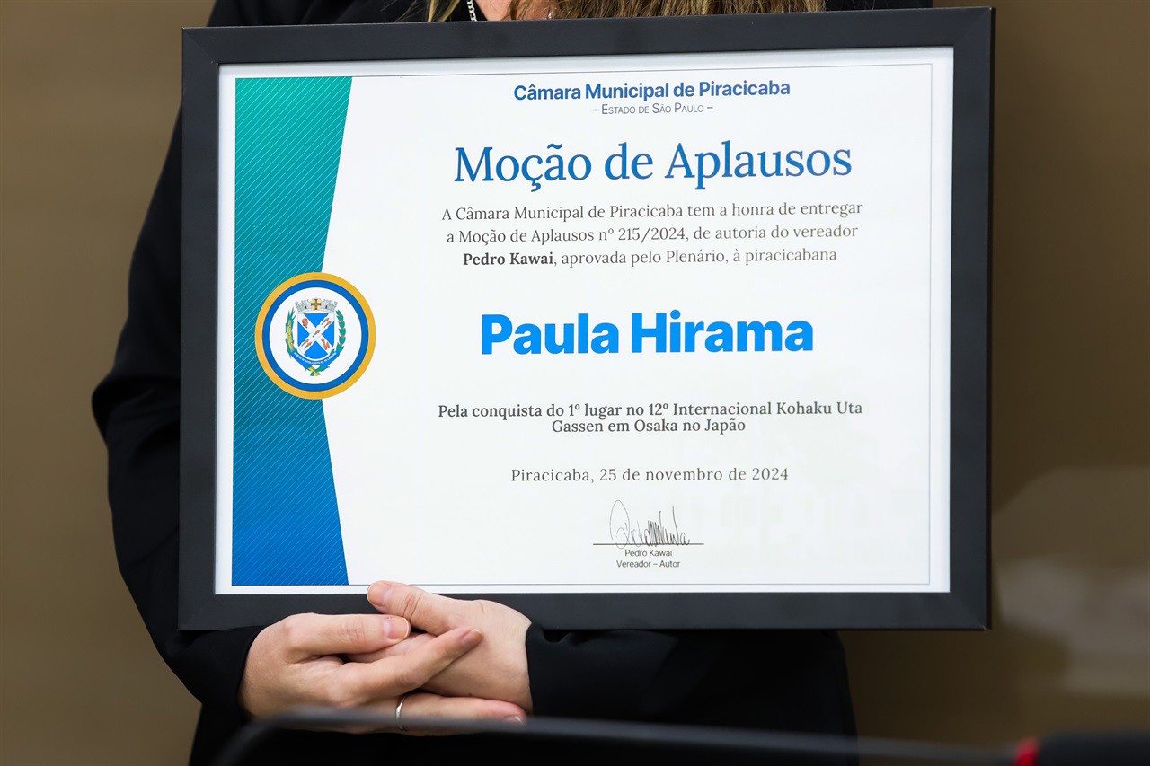 A cantora Paula Hirama recebeu a homenagem na 15ª Reunião Ordinária