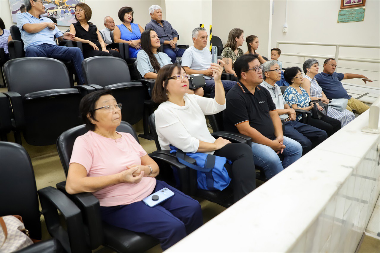 A cantora Paula Hirama recebeu a homenagem na 15ª Reunião Ordinária