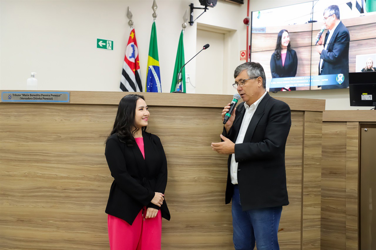 A cantora Paula Hirama recebeu a homenagem na 15ª Reunião Ordinária
