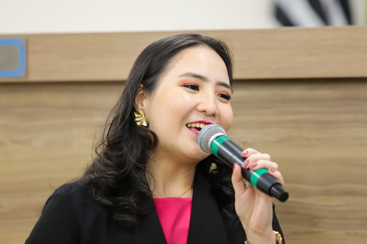 A cantora Paula Hirama recebeu a homenagem na 15ª Reunião Ordinária
