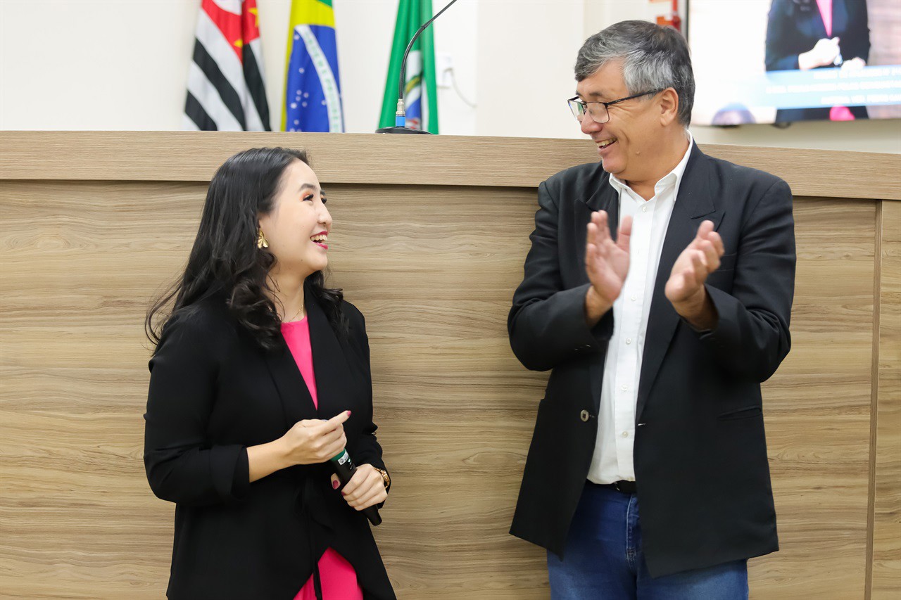 A cantora Paula Hirama recebeu a homenagem na 15ª Reunião Ordinária
