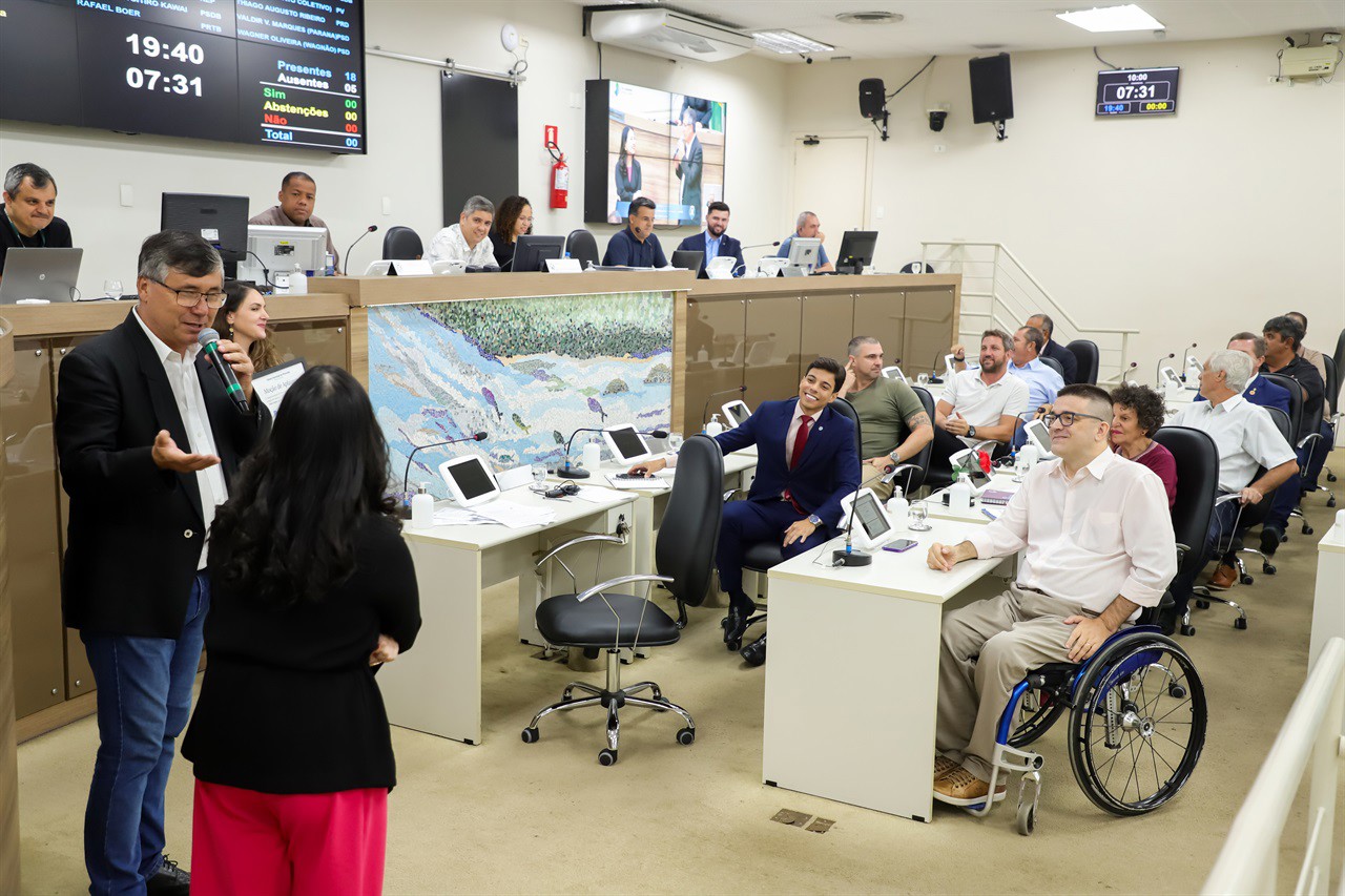 A cantora Paula Hirama recebeu a homenagem na 15ª Reunião Ordinária