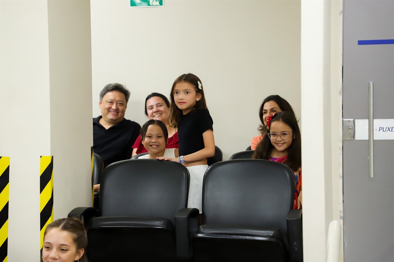 A cantora Paula Hirama recebeu a homenagem na 15ª Reunião Ordinária