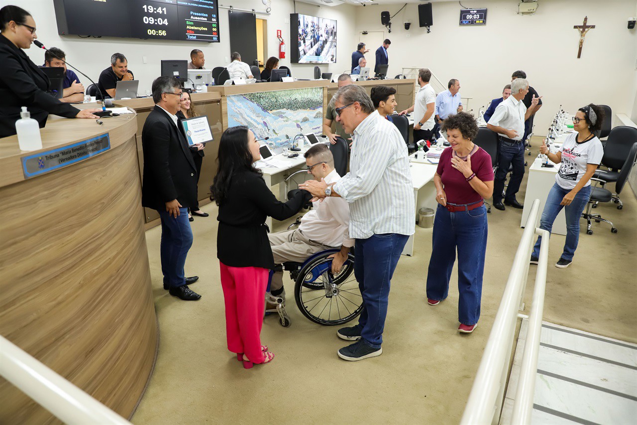 A cantora Paula Hirama recebeu a homenagem na 15ª Reunião Ordinária